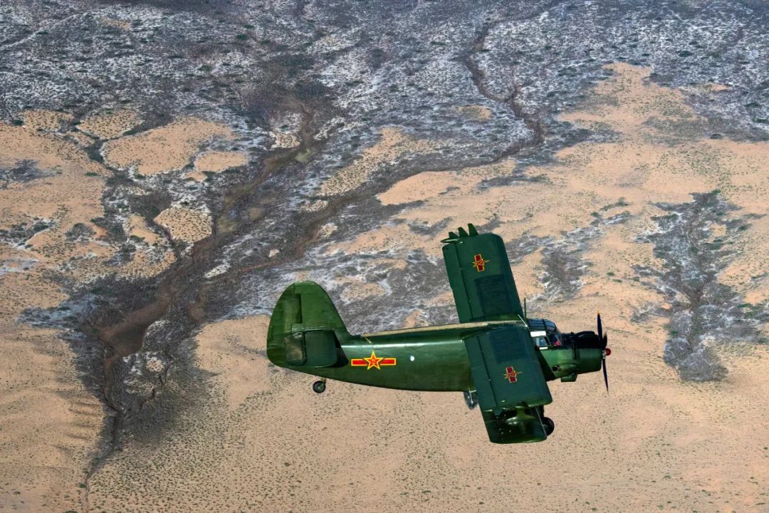 空军某运输搜救团开着运5飞机为祖国绿化39载