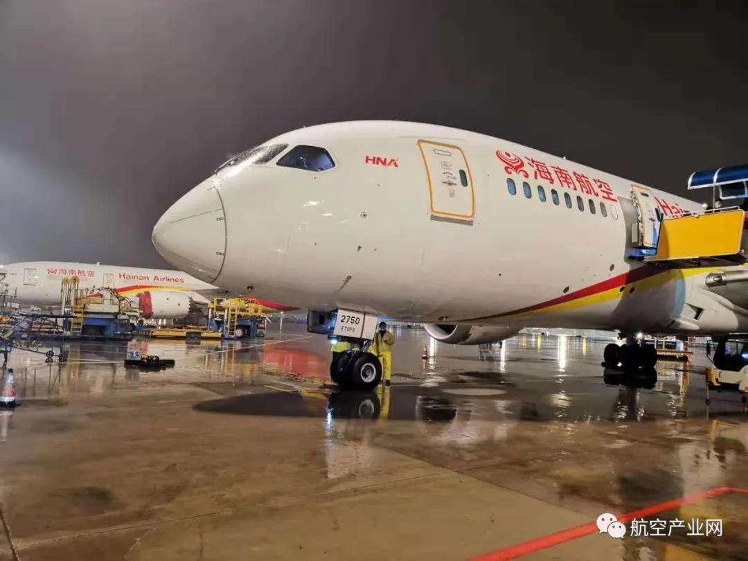 雨中的海航787机队 航空产业网摄影知情人士表示,预计最早将在3月26日