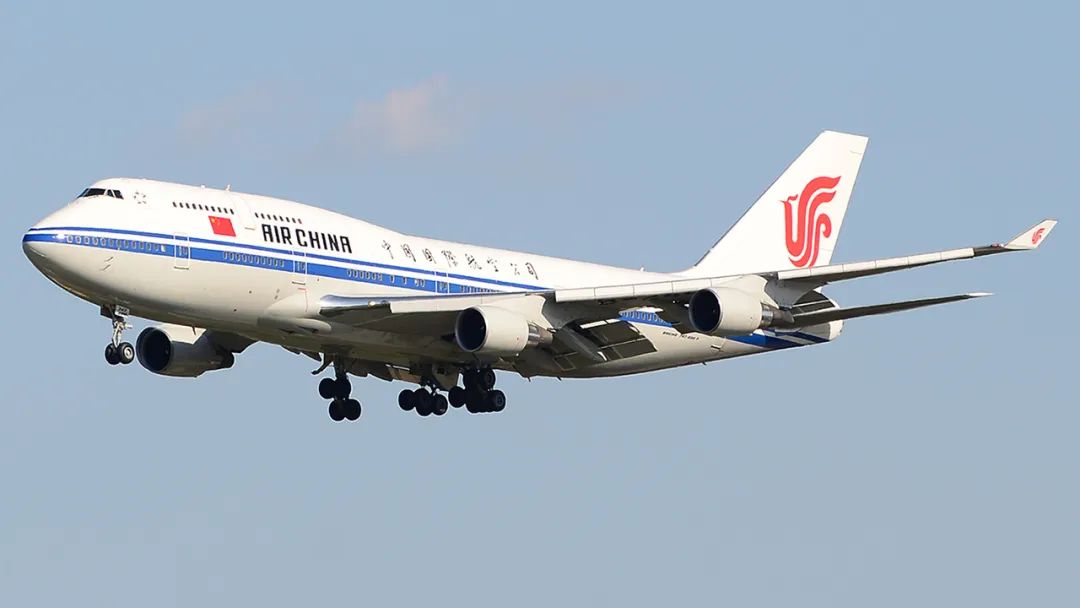 国航747-400客机747-400是波音747的精华型号,它有"全客(p)","全货(f