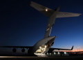 組圖：美國空軍C-17夜間降落馬薩諸塞州巴恩斯基地