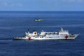 组图：“大白船”上的标配医疗救护直升机