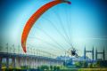 组图： 哈尔滨滑翔伞爱好者积极进行户外体育运动 共抗疫情