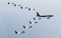 组图：美国空军多型飞机混合编队飞行