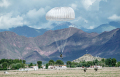 组图：飞上高空！西藏军区某特战旅顺利完成年度首次伞降