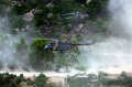 组图：陆航某旅所属军用直升机在山谷超低空飞行