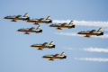 组图：迪拜航展上阿联酋空军骑士飞行表演队进行了飞行表演