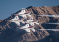 组图：美国“雷鸟”飞行表演队在内利斯空军基地上空进行飞行表演