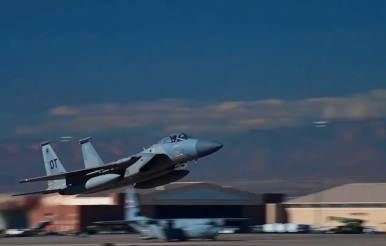 视频：美国内利斯空军基地 多机型密集起飞