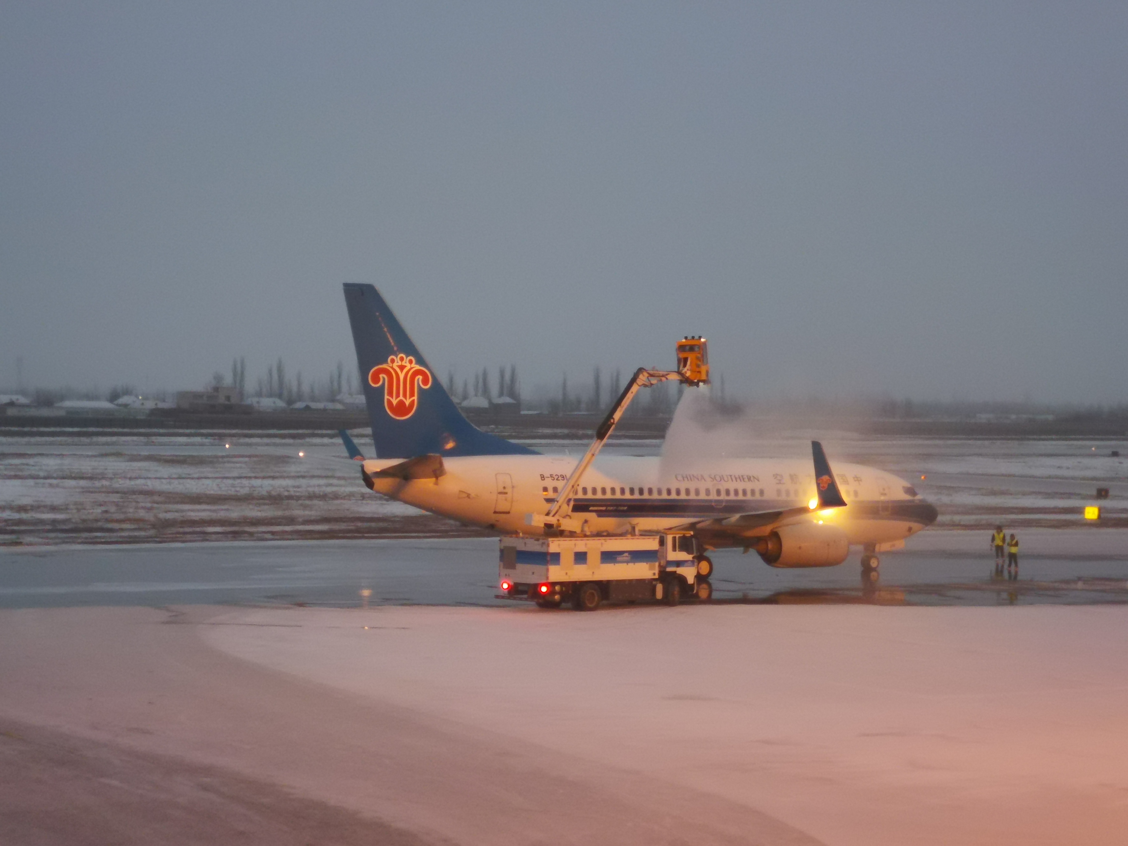 伊宁机场完成今冬首场降雪保障任务1.jpg