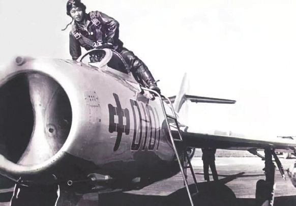 1956年7月19日，歼5首飞，试飞员吴克明。.jpg
