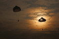 组图：海军陆战队伞花绽放云天，漂亮！
