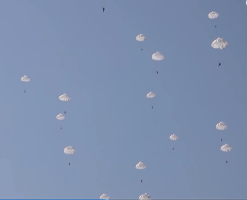視頻：傘花綻放！跟著傘兵直擊空降突襲