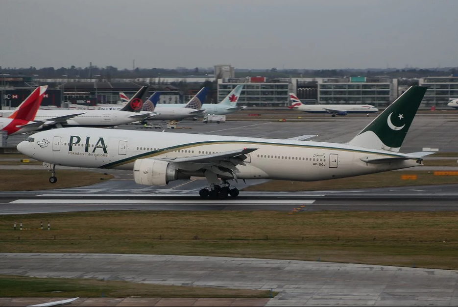 鸟击致巴基斯坦国际航空的波音777挡风玻璃破裂