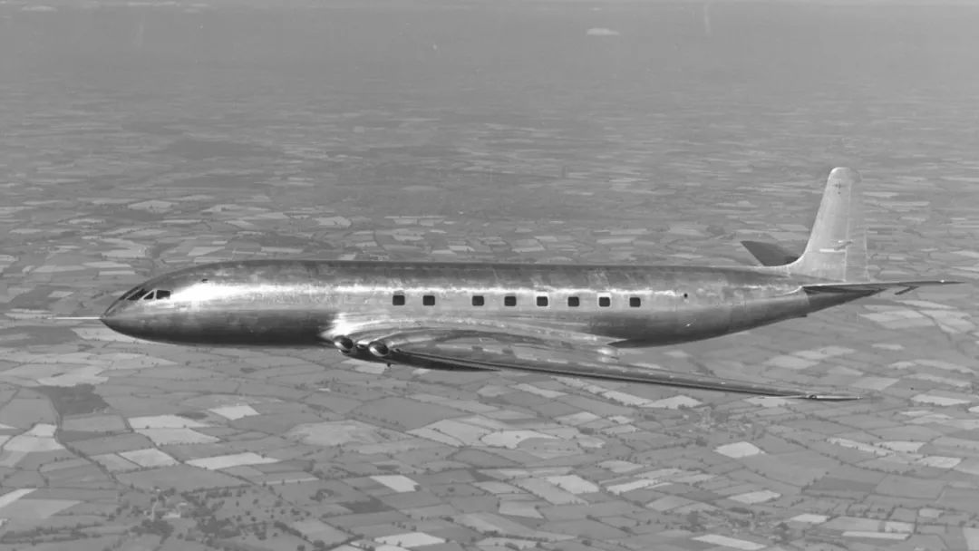 1952年,英国生产的德哈维兰彗星客机开始载客飞行