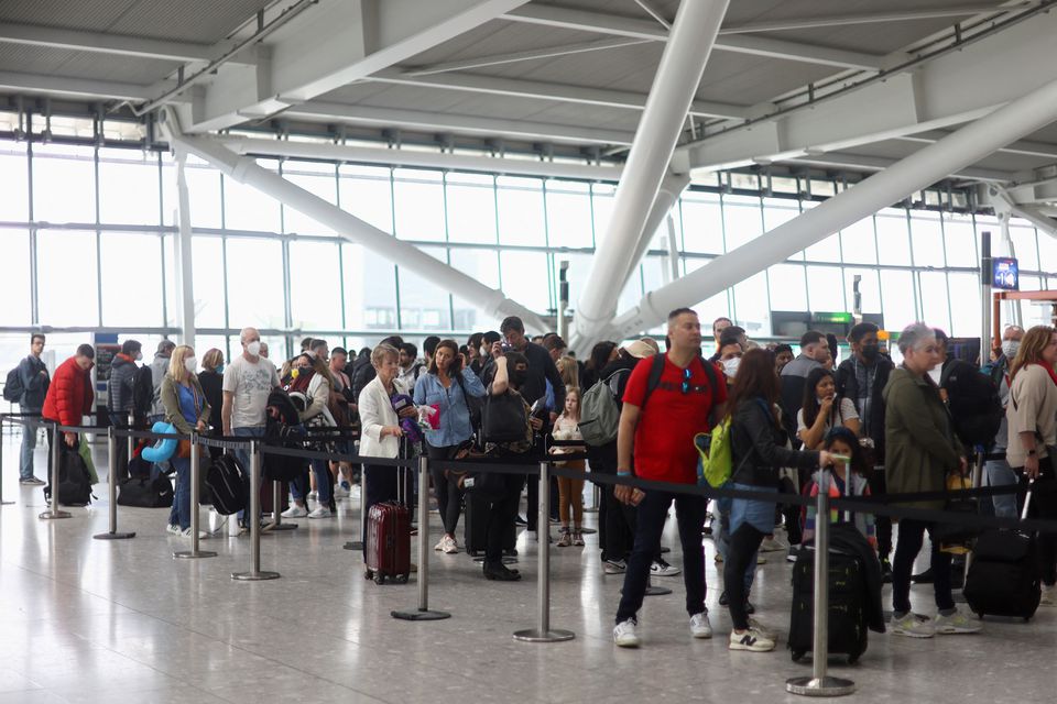 机场工作人员短缺导致全球部分机场出现排队长龙