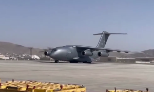 视频：两架运20向阿富汗运送抗震救灾物资