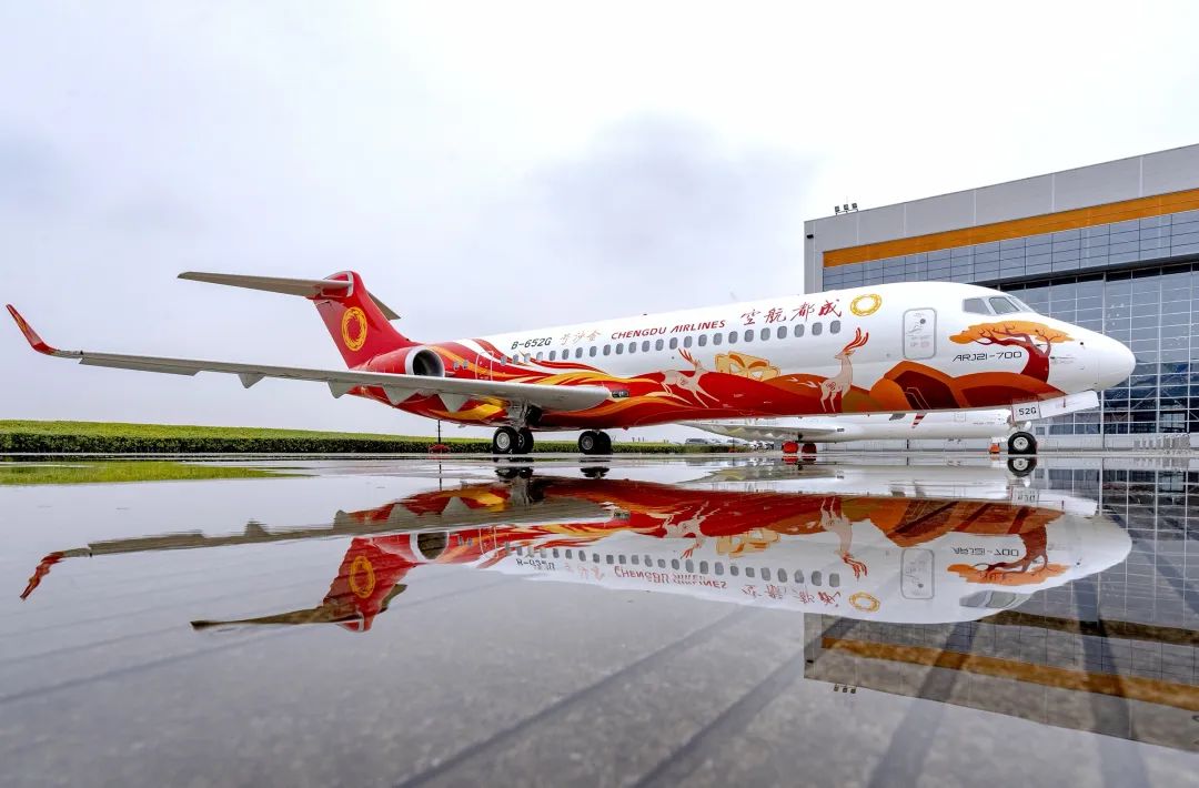 中国商飞公司向南方航空、成都航空各交付一架ARJ21飞机