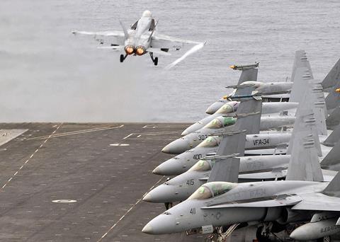 美军航母一架F/A-18舰载机被吹进地中海