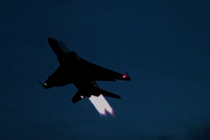 視頻：海軍航空兵夜間飛行訓練現場