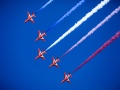 组图：一起看看“红箭”飞行表演队在英国伊斯特本航展的表演！