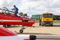 组图：“红箭”飞行表演队飞机工程师为受损飞机进行维护保养
