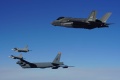 组图：瑞典与挪威空军战斗机护送美国空军B-52轰炸机
