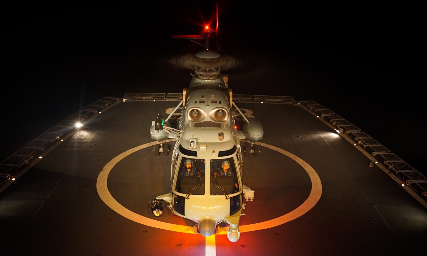 组图：海军搜救舰队和海军航空大学部队联合直升机训练