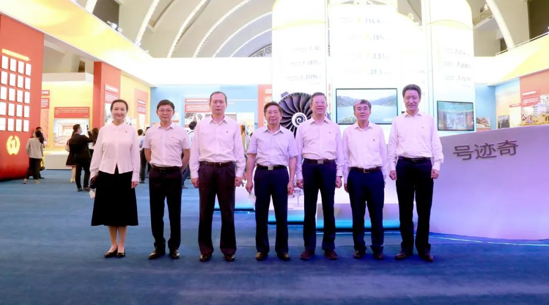 中国航发党组参观“奋进新时代”主题成就展