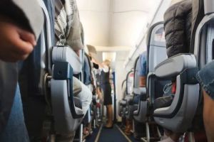 不满飞机座椅尺寸持续”缩水“，美国消费者组织起诉FAA