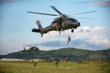 組圖：南部戰區某旅組織直升機快速索降訓練