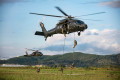 组图：南部战区某旅组织直升机快速索降训练