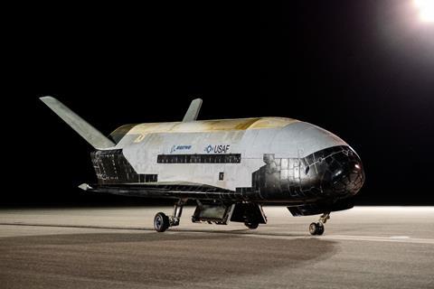 美国“太空飞机”在轨道飞行908天后返回地球