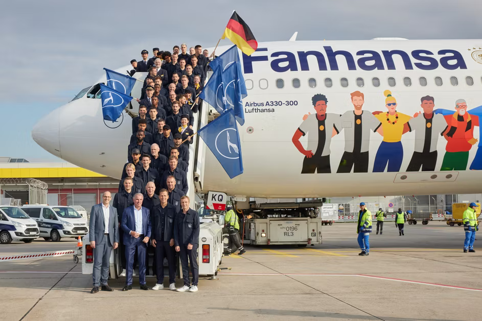 德国队乘坐汉莎航空世界杯主题涂装飞机前往阿曼训练场