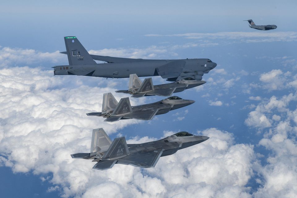 美国派出B-52轰炸机和F-22战斗机与韩国进行联合演习