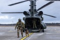 組圖：英國皇家空軍與工作犬進行直升機訓練