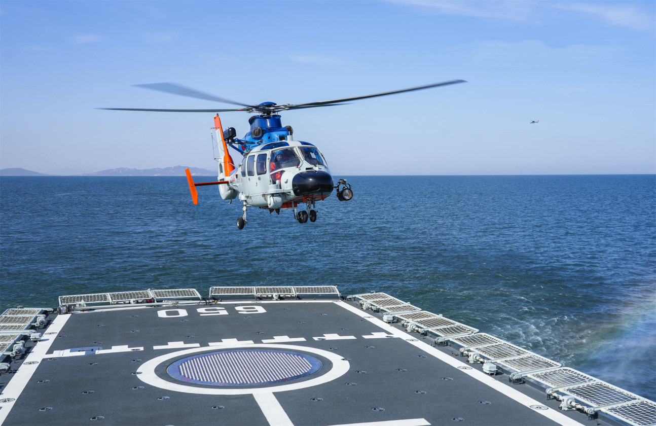 組圖：北部戰區海軍航空兵艦載直升機起降訓練