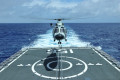 组图：东部战区舰载直升机跨昼夜飞行训练画面