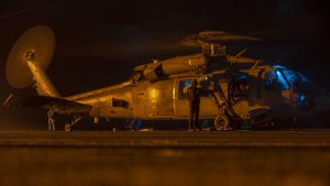 组图：美国海军对MH-60S进行飞行检查
